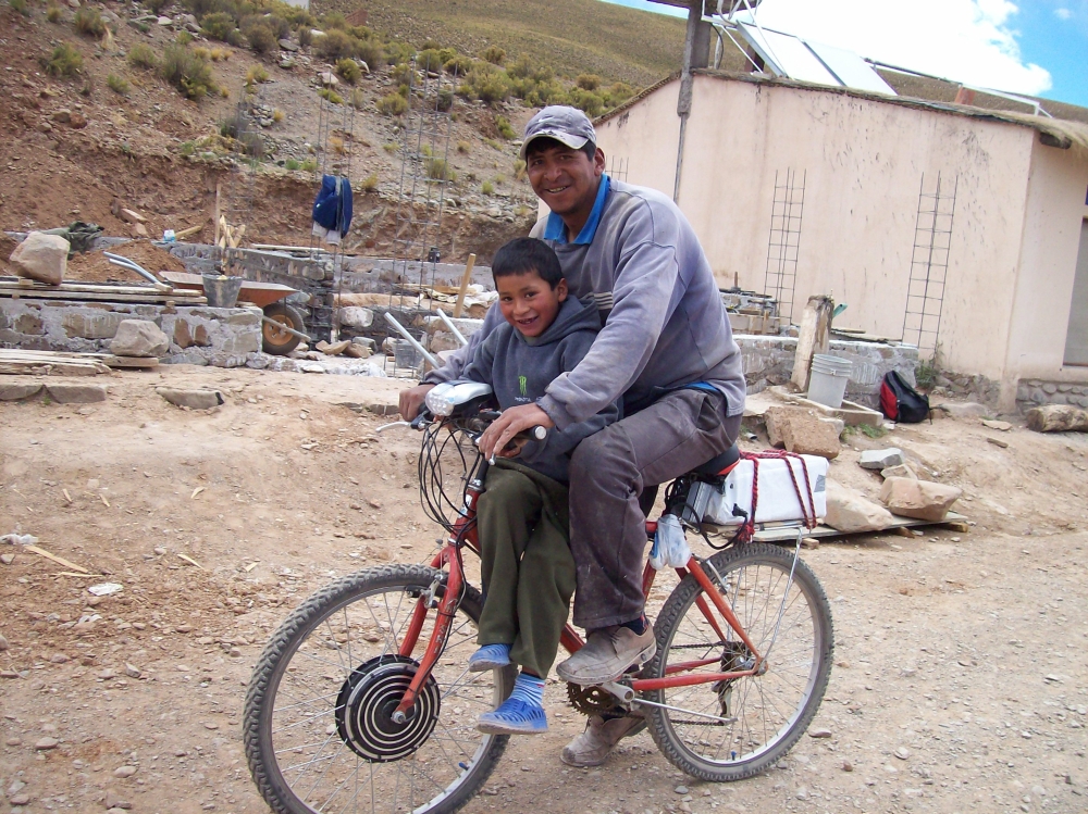 Vater & Sohn testen daserste E-Bike in Cusi Cusi Vater & Sohn testen daserste E-Bike in Cusi Cusi