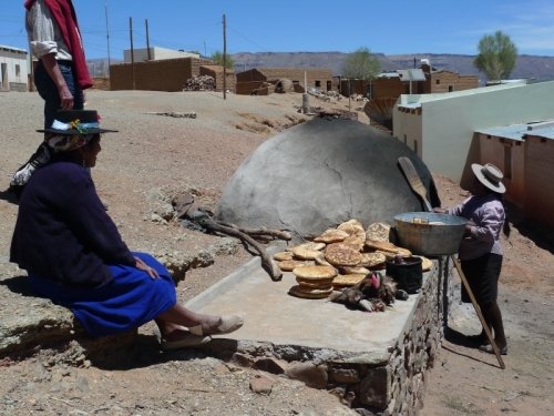 traditionelles Brotbacken mit Brennholz