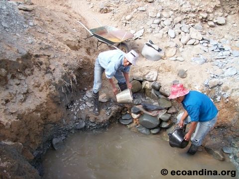 Die Mineros graben bis zur goldführenden Schicht. graben bis zur goldführenden Schicht