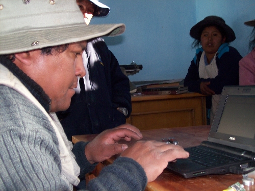 Mitarbeiter von EcoAndina spielt das Betriebssystem auf